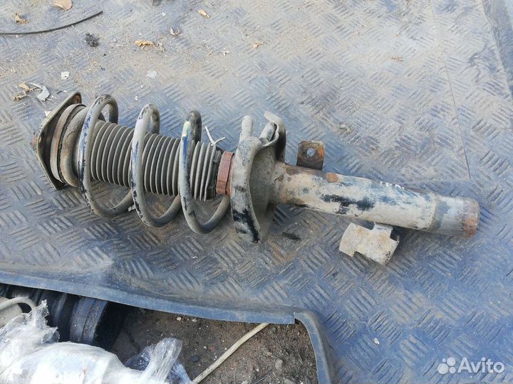 Амортизатор передний Мазда 3 вк