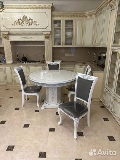 Круглый стол и стулья