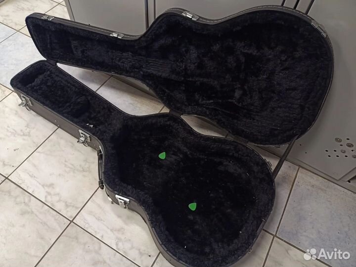 Жёсткий кейс для акустической гитары, чёрный, б/у