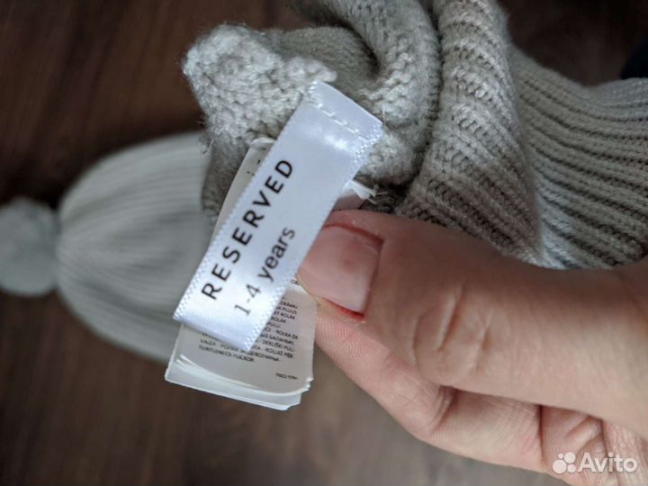 Комплект шапка, манишка на весну/осень reserved