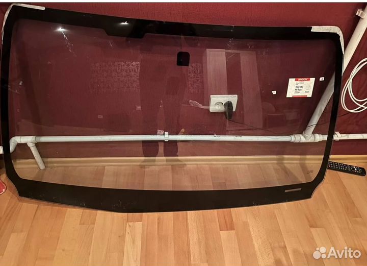 Стекло лобовое Toyota Hilux переднее