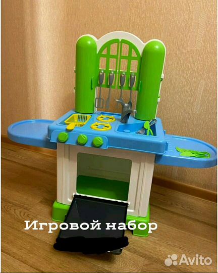 Детская кухня с посудой
