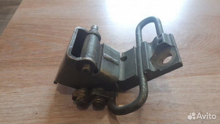 Петля двери нижняя правая Skoda Octavia Tour