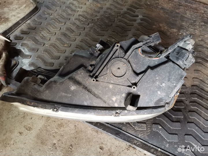 Фара правая на Mitsubishi Lancer 9