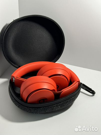 Beats Solo Pro красные