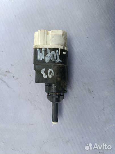 Концевик педали тормоза Renault Logan 2