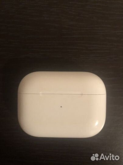 Кейс и левый наушник airpods pro 1