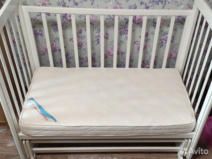 Детская кроватка с маятником