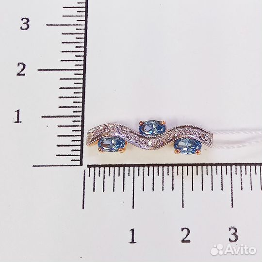 Золотая подвеска с камнем