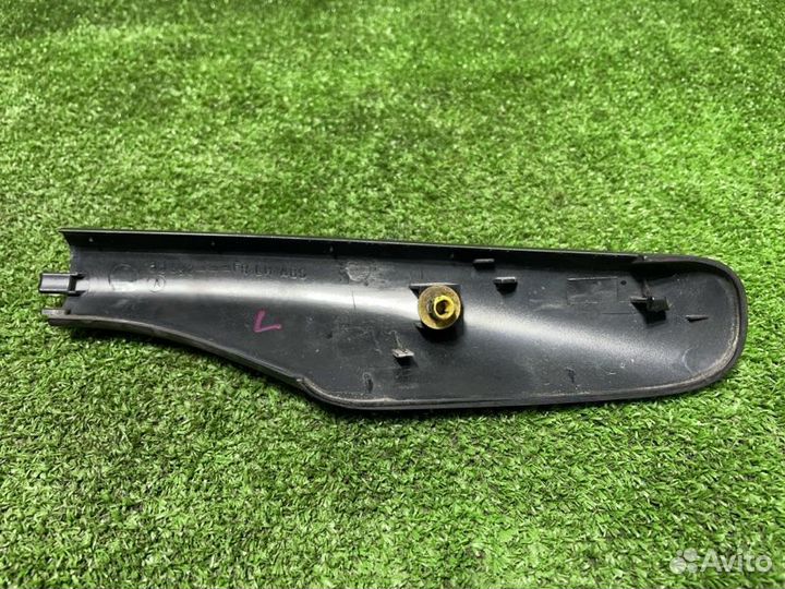 Заглушка рейлинга передняя левая Toyota Land