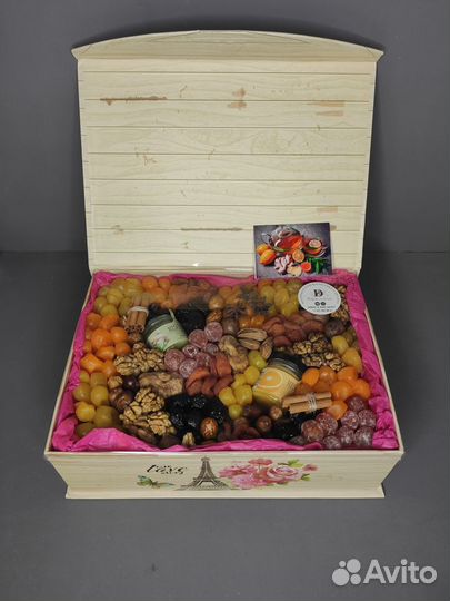 Подарочный бокс из сухофруктов, орехов и меда