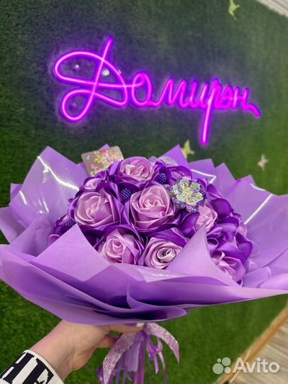 Букеты с подсветкой из бабочек и роз атласных лент