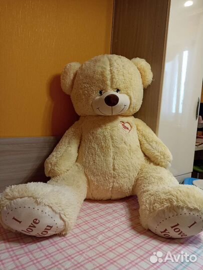 Большой плюшевый медведь