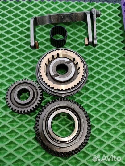 Пятая передача муфта синхрон крышка вилка шестерни