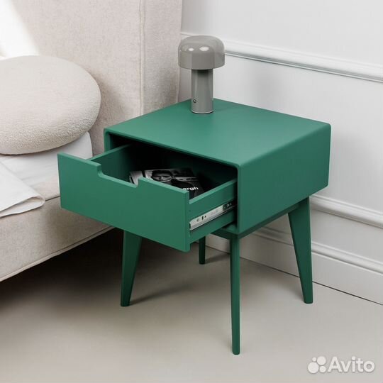Тумбочка прикроватная на ножках