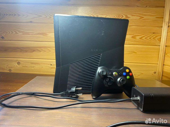 Xbox 360 S + 3 игры в подарок