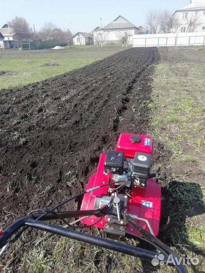 Вспашка земли мотоблоком