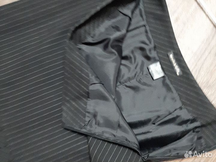 Юбка прямая,по низу складки