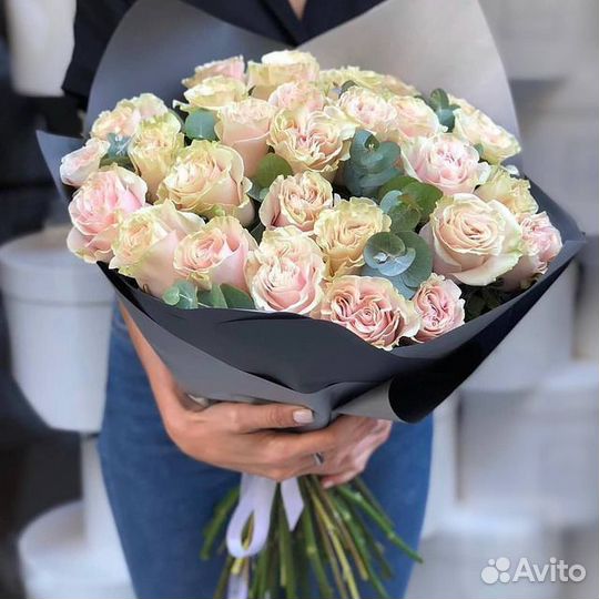 Букет из 25 роз с зеленью