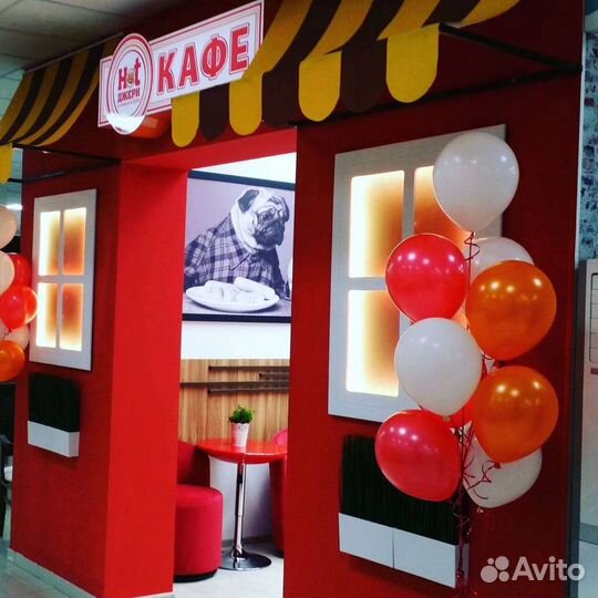 Продавец быстрого питания в кафе