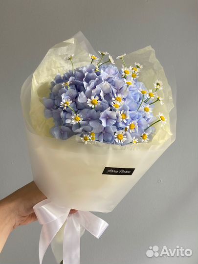 Букет голубой гортензии с ромашками