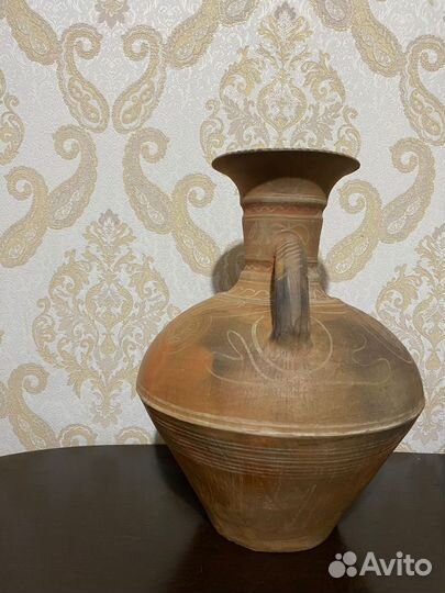 Большой глиняный кувшин