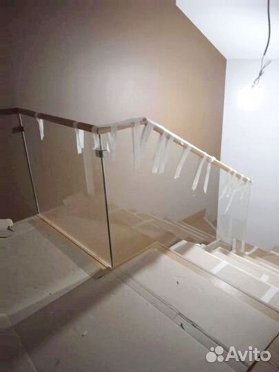 Стеклянные ограждения для лестниц и душевых