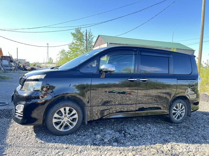 Toyota Voxy 2.0 CVT, 2010, 147 500 км