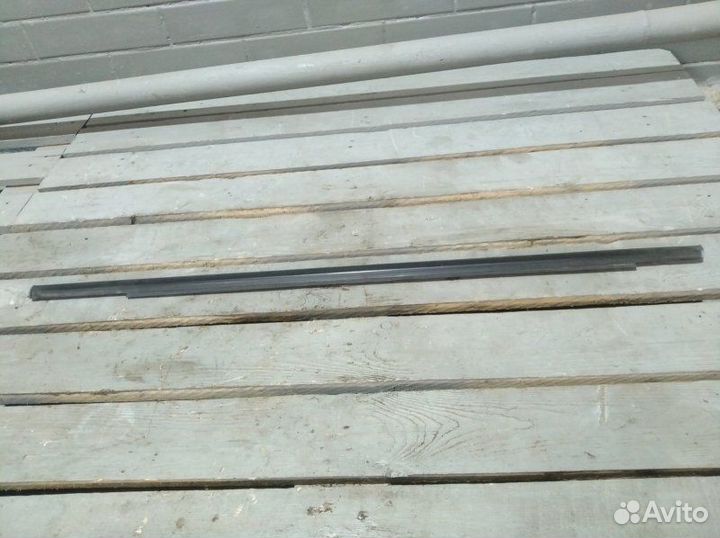 Уплотнитель стекла двери задний левый Chevrolet