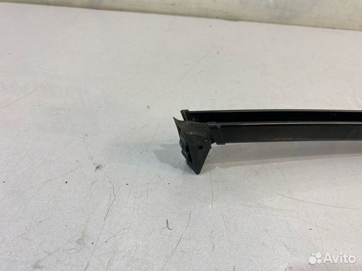 Направляющая стекла двери задняя левая Toyota