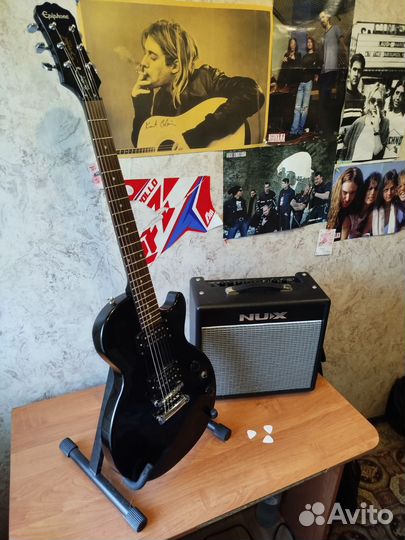 Электрогитара с комбоусилителем