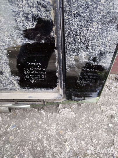 Левое заднее стекло на Toyota Highlander ll