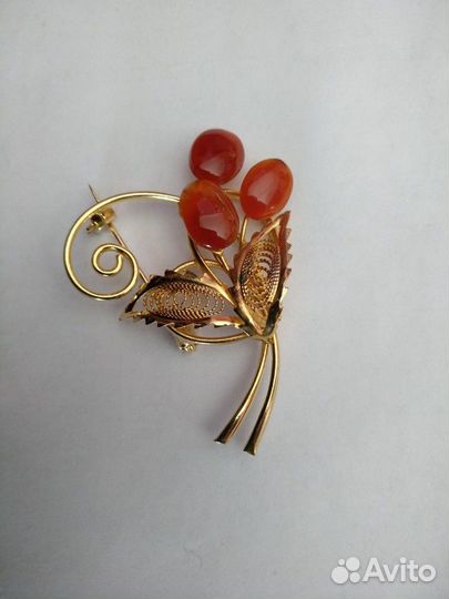 Брошь с камнями