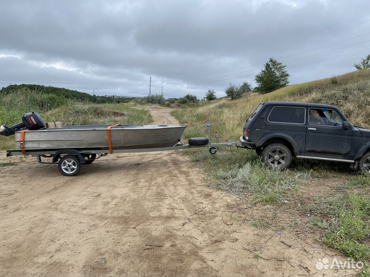 Лодка с мотором и прицепом в комплекте