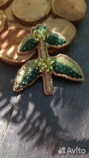 Брошь Крапива