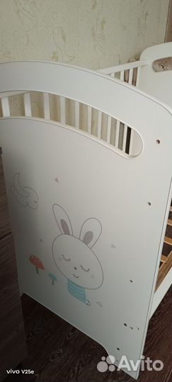 Детская кроватка с маятником и ящиком