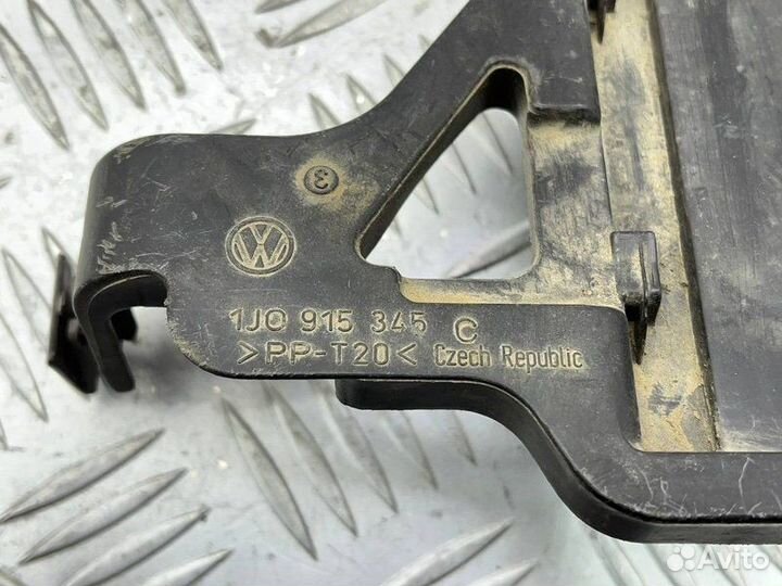 Кронштейн блока предохранителей Volkswagen Golf