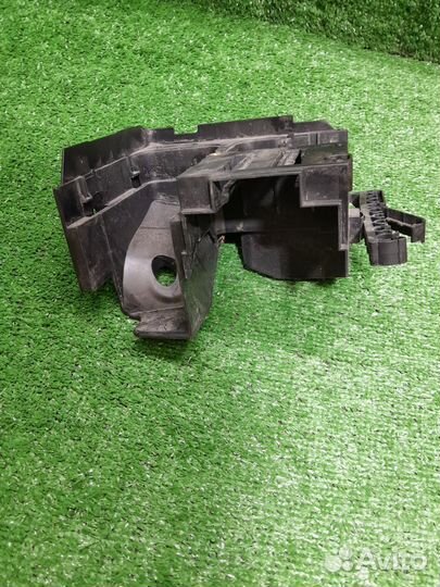 Кронштейн блока предохранителей WV passat b7