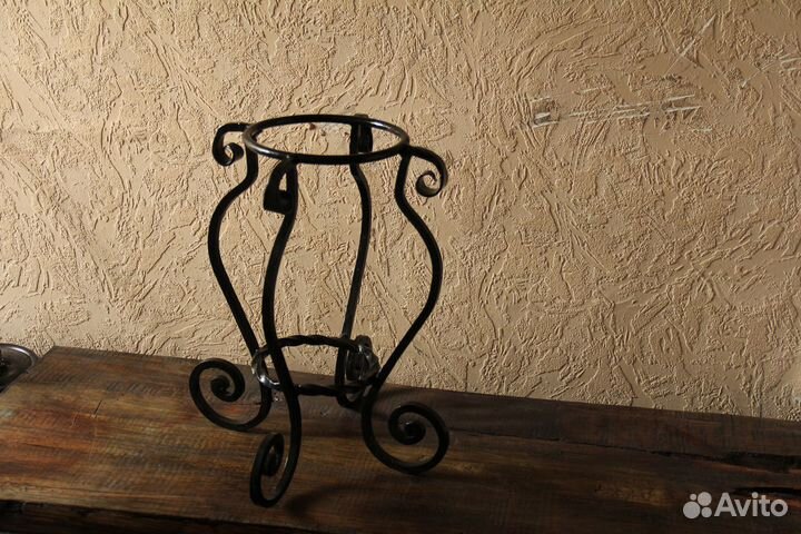 Напольная металлическая подставка под цветы