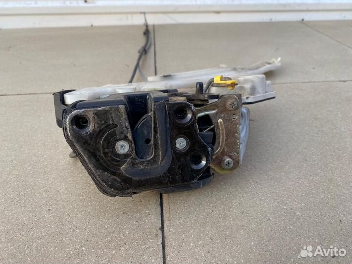 Замок двери задний левый Hyundai Elantra 3 XD