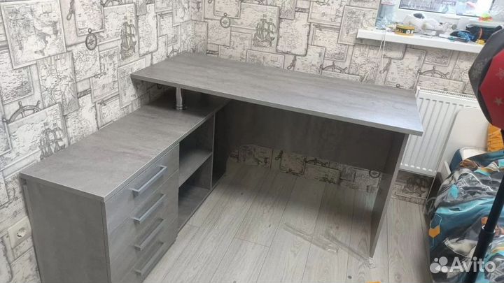 Угловой компьютерный стол