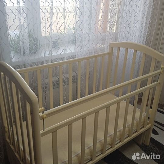 Детская кроватка с продольным маятником