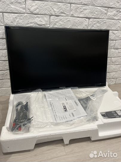 Изогнутый моритор Samsung 24
