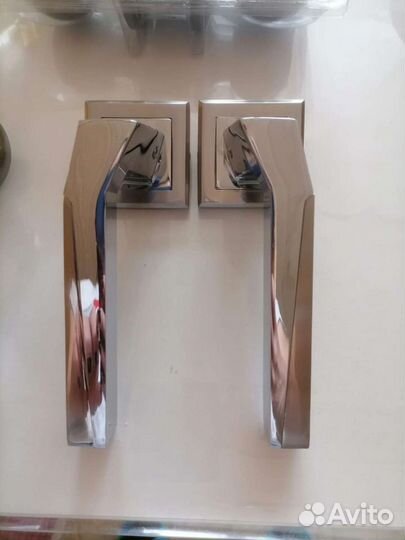 Дверная ручка, врезной замок