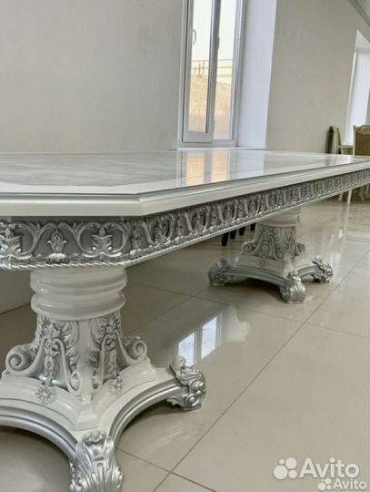 Стол и стулья