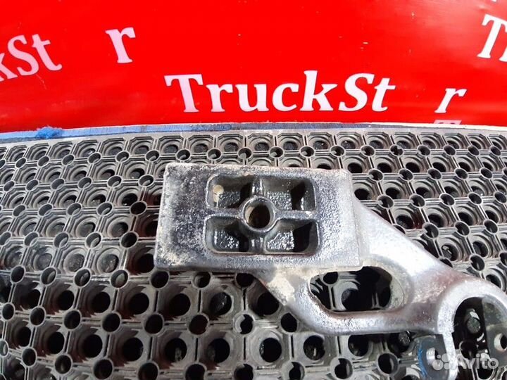 Кронштейн амортизатора переднего левый