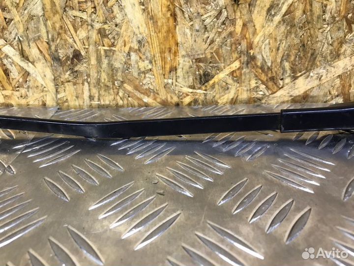 Поводок стеклоочистителя передний правый Audi A7