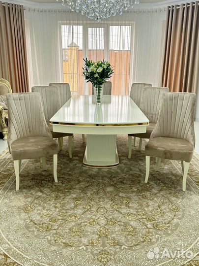 Стол и стулья для кухни. В наличии