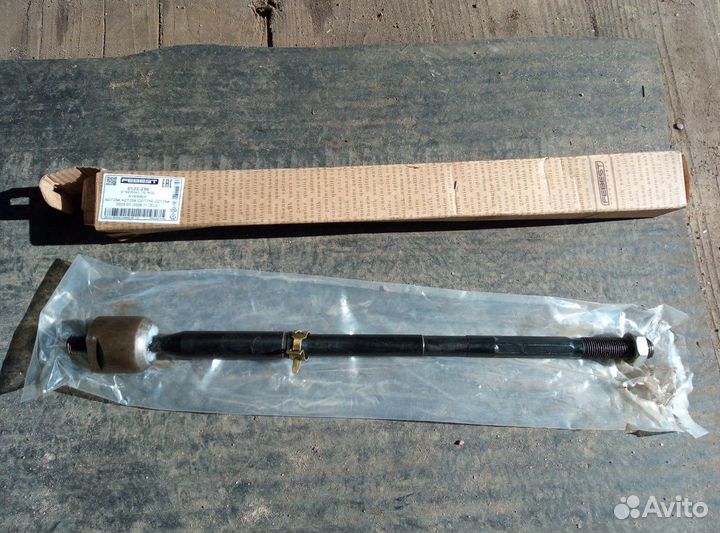 Рулевая тяга Авенсис 2 новая