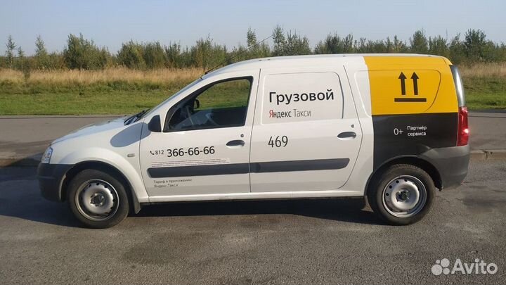 Водитель со своим грузовым авто